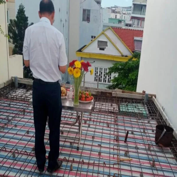 Cất nóc nhà gặp mưa: Điềm báo tài lộc và những lưu ý phong thủy quan trọng