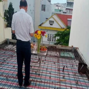 Cất nóc nhà gặp mưa: Điềm báo tài lộc và những lưu ý phong thủy quan trọng