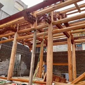 nha-go-xoan-3-gian-8-cot