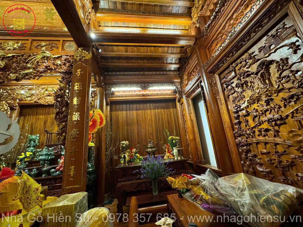 Hai gian bên cạnh