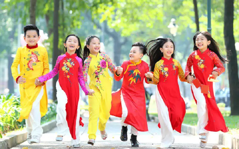 Mặc quần áo mới hoặc có màu sắc tươi sáng