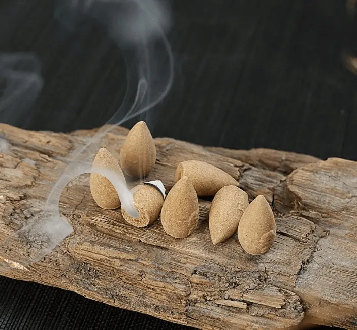 Đốt trầm hương hoặc tinh dầu