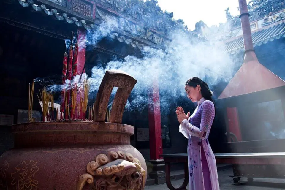 Đi chùa, thắp hương, cầu bình an