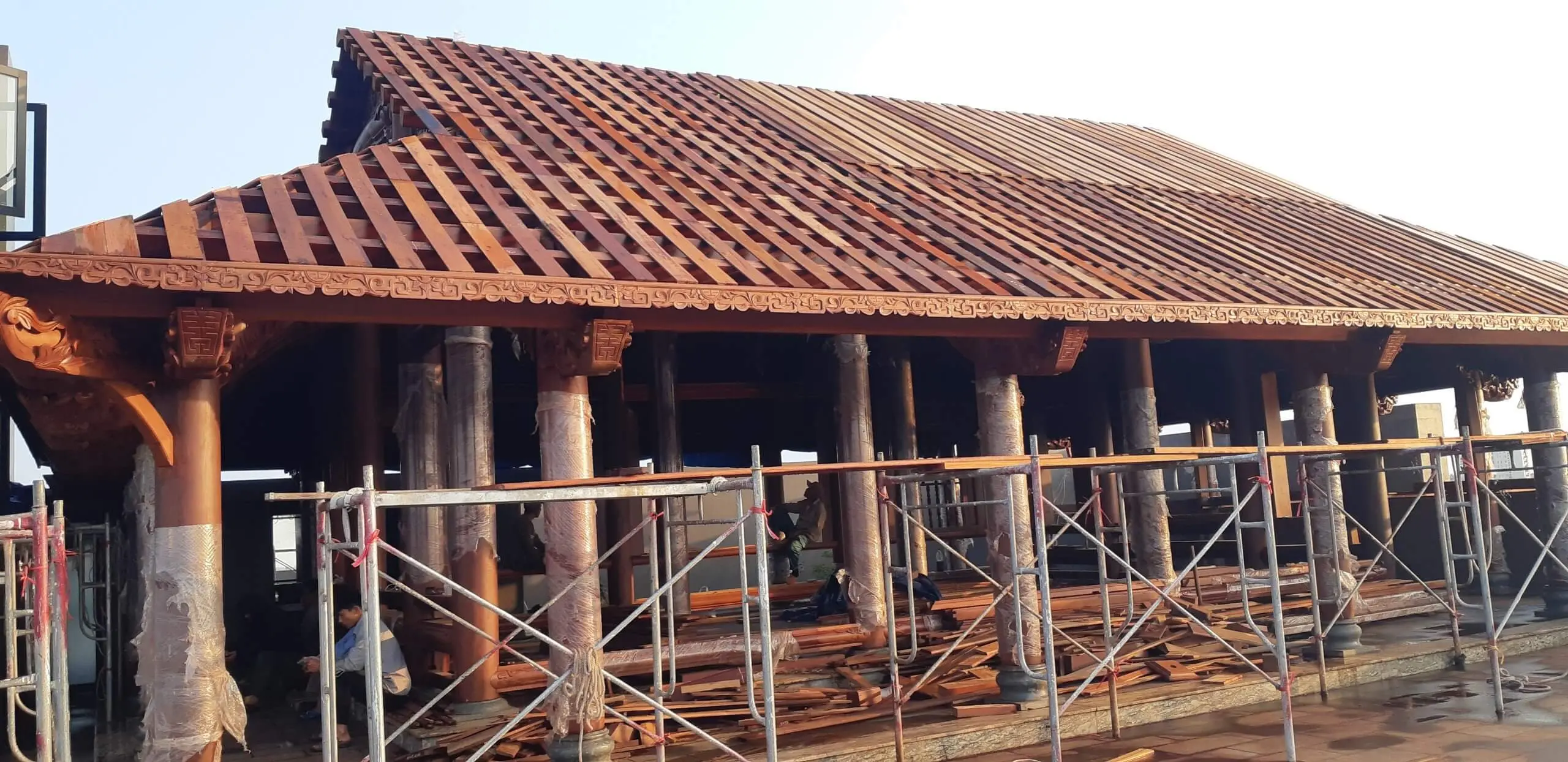 Nhà gỗ 3 gian 4 mái, chất liệu gỗ gụ Lào