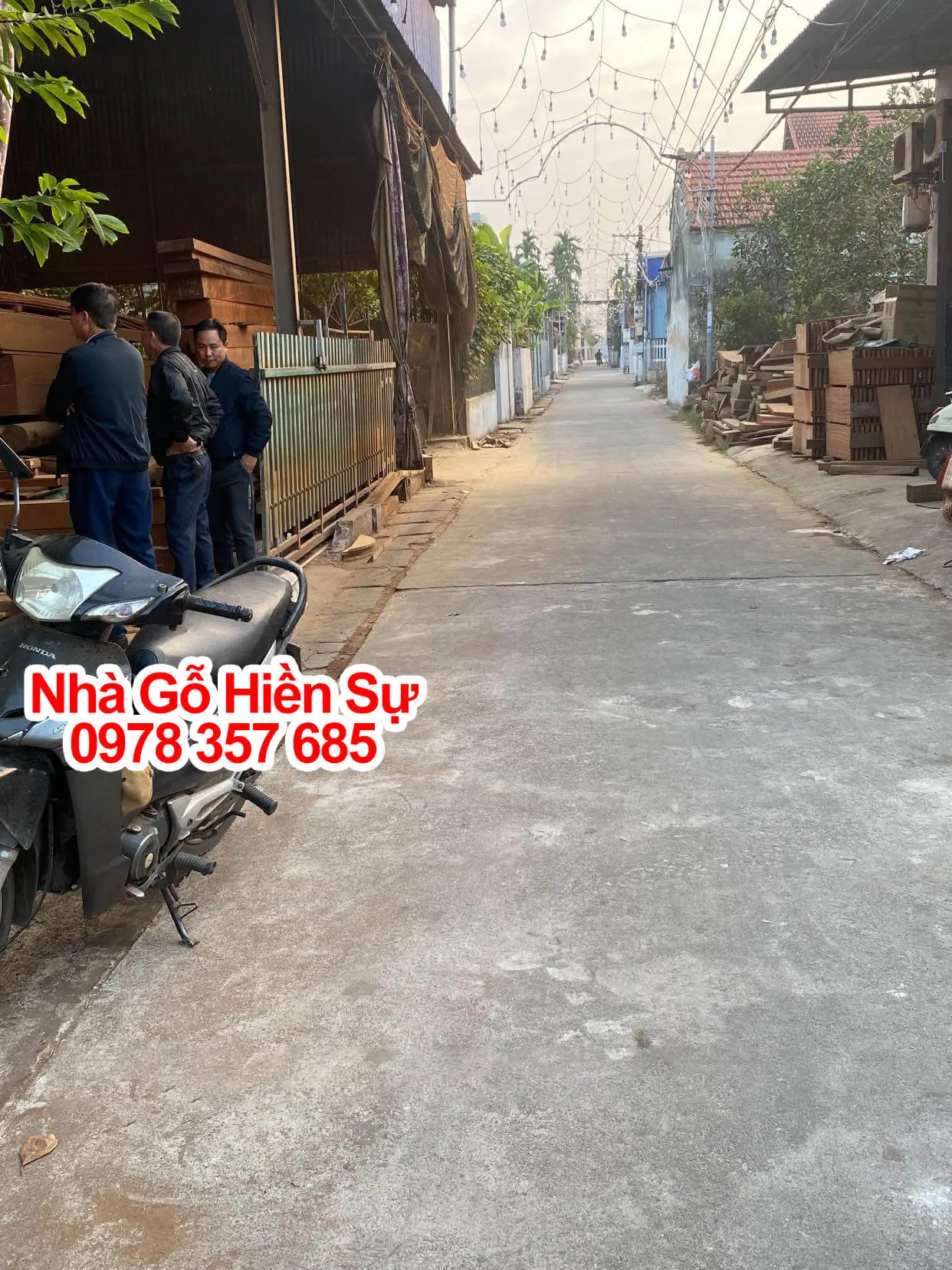 khach-hang-thai-binh-tham-quan-xuong-san-xuat-va-nha-mau-nha-go-hien-su-2