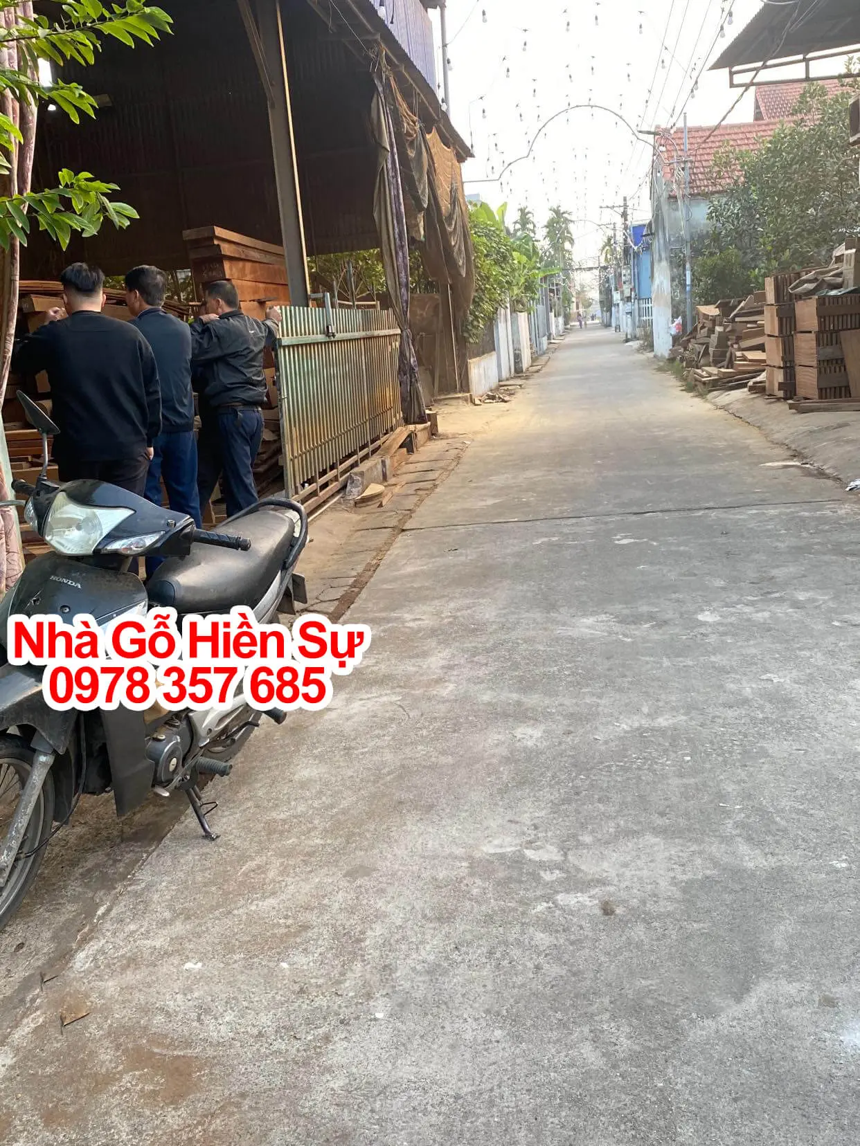 khach-hang-thai-binh-tham-quan-xuong-san-xuat-va-nha-mau-nha-go-hien-su-3