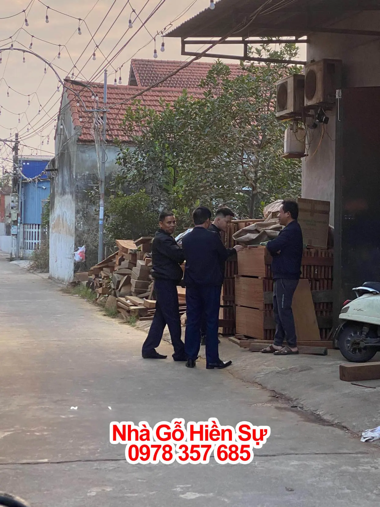 khach-hang-thai-binh-tham-quan-xuong-san-xuat-va-nha-mau-nha-go-hien-su