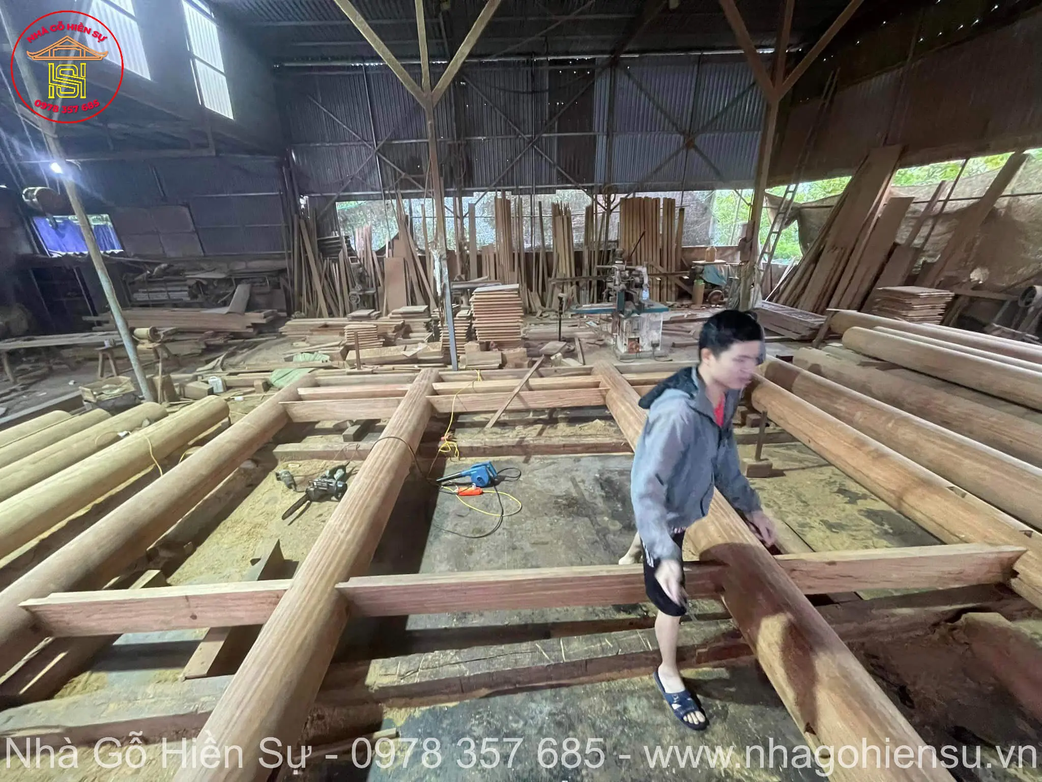Sàm đóng mộng tại xưởng Nhà gỗ Hiền Sự