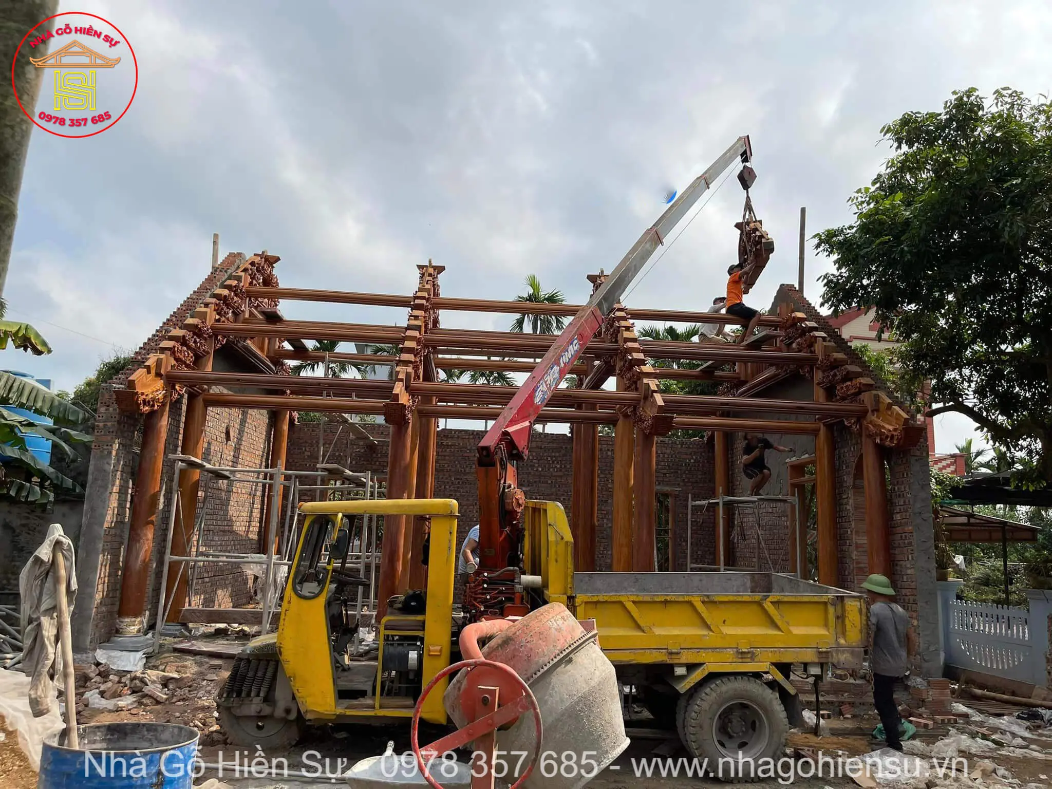 Các bác thợ của Nhà gỗ Hiền Sự đang lắp dựng nhà gỗ cổ truyền cho khách hàng