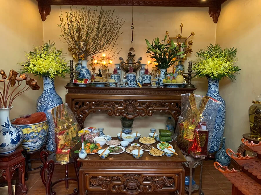 Bàn thờ cũ và quan niệm trong thờ cúng tổ tiên